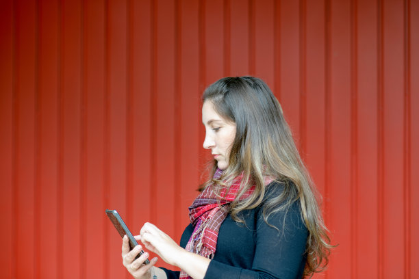 年轻的成年人正在用手机打字图片下载