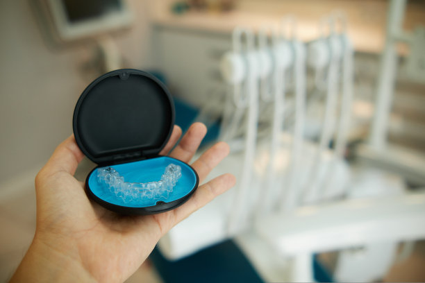 私人盒子里有两个隐形牙齿矫正器。用于矫正牙齿的塑料透明牙套图片下载