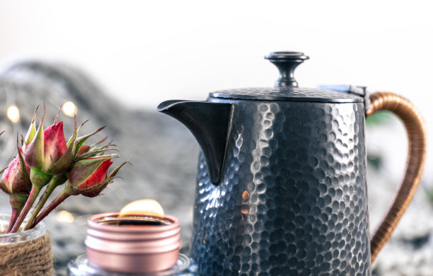 美丽的纹理茶壶在一个舒适的家庭内部模糊的背景。图片下载