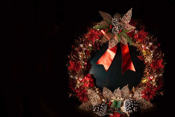 圣诞花环，漂亮的圣诞花环都用黑色背景装饰，选择性聚焦。图片下载