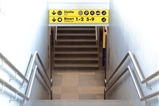 地下通道，通往列车。图片下载