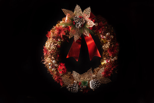 圣诞花环，漂亮的圣诞花环都用黑色背景装饰，选择性聚焦。图片下载