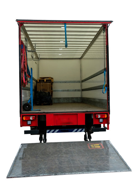 垂直拍摄的红色移动卡车的背面与尾部升降机在白色背景上图片下载