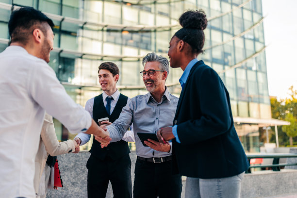 商务团队在城里开会图片下载