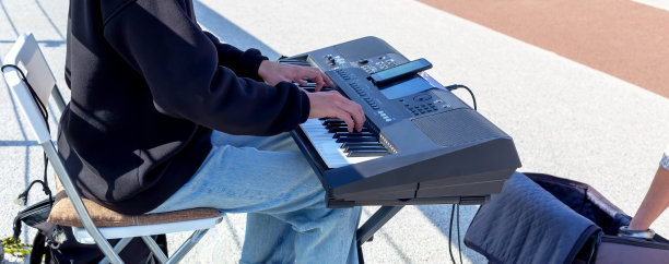 街头音乐家演奏合成器，有人扔钱图片下载