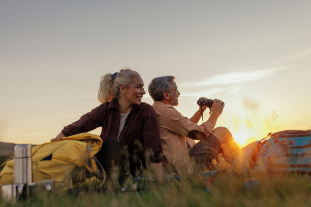 丈夫和妻子徒步旅行后休息图片下载