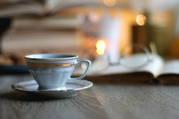 饼干，茶，书和蜡烛图片下载