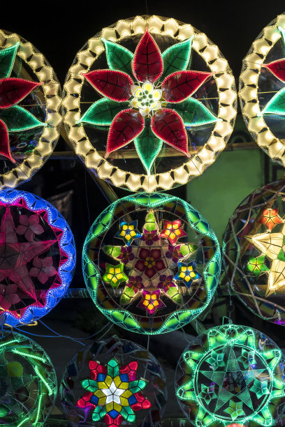 夜间在一个摊位上出售假释金。圣诞节期间展示的菲律宾装饰性灯笼。图片下载