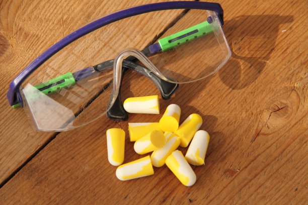 耳塞和护目镜，以确保工作安全图片下载