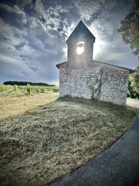 上午9点，阳光从法国南部格拉努埃乌尔的圣约翰教堂(église saint-jean de granuéjouls)的钟楼照了进来。图片下载
