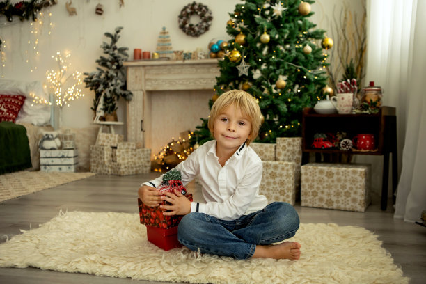 可爱的孩子，孩子，在圣诞装饰的房间里玩耍图片下载