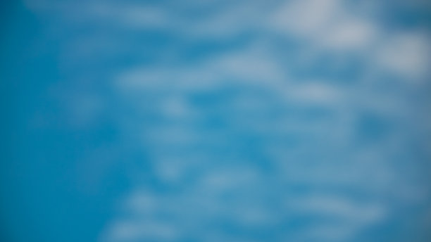 模糊的照片，美丽的天空与云在冬天的下午。戏剧性的多云天空图片下载