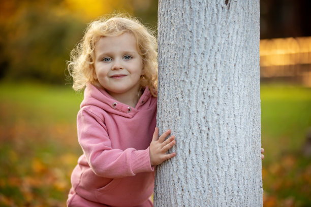 可爱的金发幼童男孩和女孩，走在秋天的公园日落，享受美丽的自然图片下载