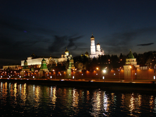 晚上莫斯科海滨的天际线图片下载