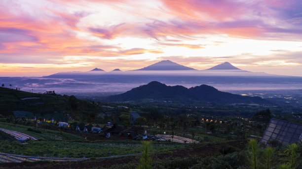 美丽的红橙色日出天空与山脉和种植园在前景-从Sumbing山的斜坡的观点图片下载