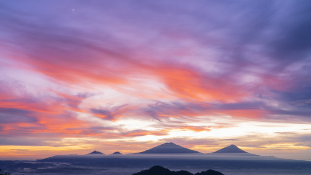 风景照片美丽的日出天空与山的观点和戏剧性的天空图片下载