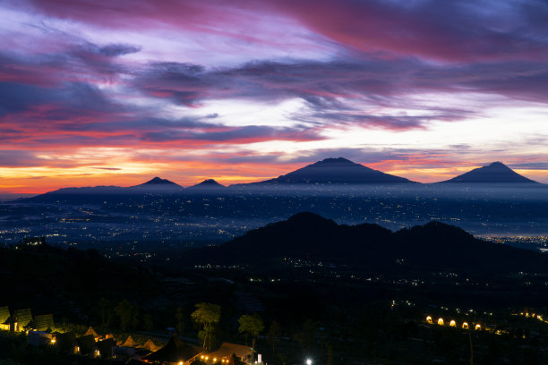 风景照片美丽的日出天空与山和城市的光的观点图片下载