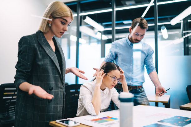 尴尬的同事在工作场所准备演讲图片下载