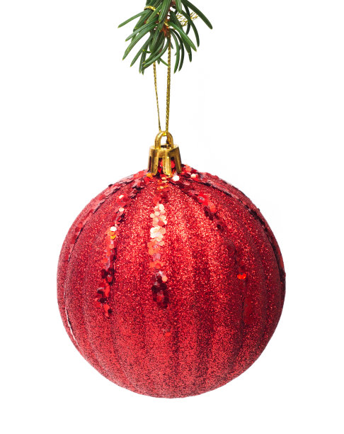 白色背景的圣诞树上挂着红色的大圣诞球图片下载