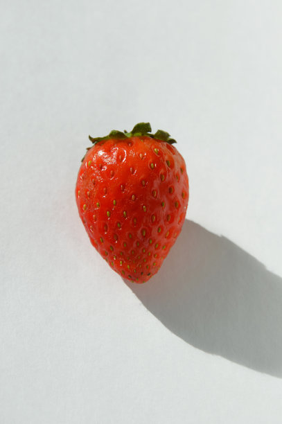 新鲜成熟的草莓。健康的浆果。设计背景。图片下载