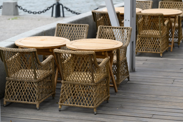 街上的咖啡馆里有用人造藤条制成的漂亮的柳条桌椅。图片下载