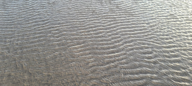 清澈的海水使下面的沙子看起来非常清澈图片下载