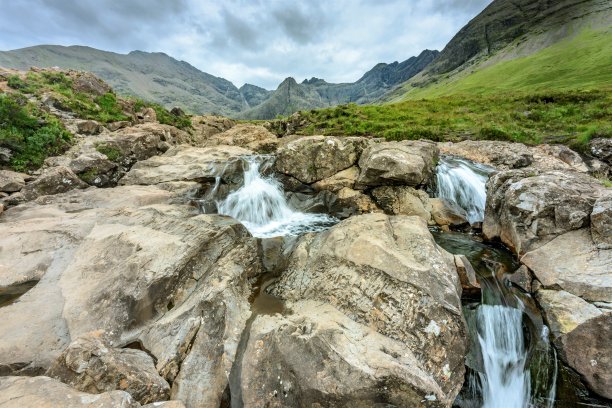 仙女池步行，和美丽的瀑布，格伦布里斯托，斯凯岛在苏格兰高地。图片下载
