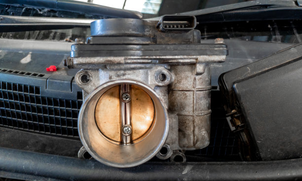 在车间拆卸和维修的汽车的节气门体或节气门马达的部件或备件的近照图片下载