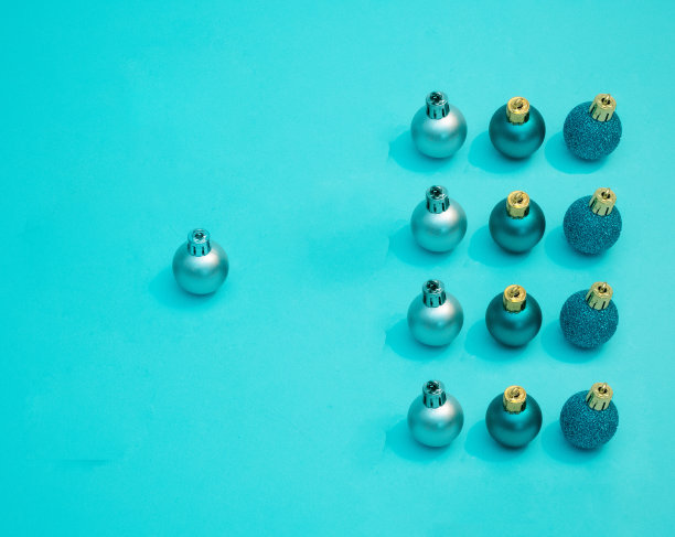 蓝色背景的彩色圣诞装饰。平铺概念。图片下载