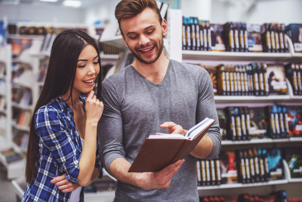 在书店的年轻人图片下载