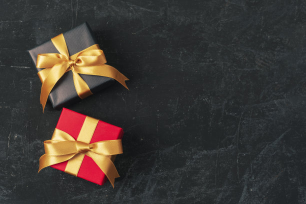黑色背景的圣诞礼物。俯视图，平铺，复制空间图片下载