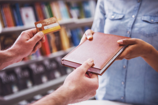 在书店有个带信用卡的女孩图片下载