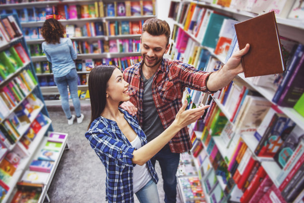 在书店的年轻人图片下载