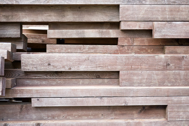 木板。风干木堆。木材风干。木材。木材。特写镜头。图片下载