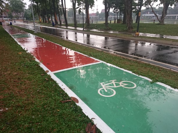晚上雨后的自行车道图片下载