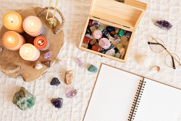 治疗灵气脉轮水晶和开放组织者。为幸福，和谐，冥想，放松，形而上，精神实践的宝石。能量概念图片下载