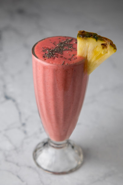 冰沙饮料和白色背景，玻璃杯新鲜草莓冰沙图片下载