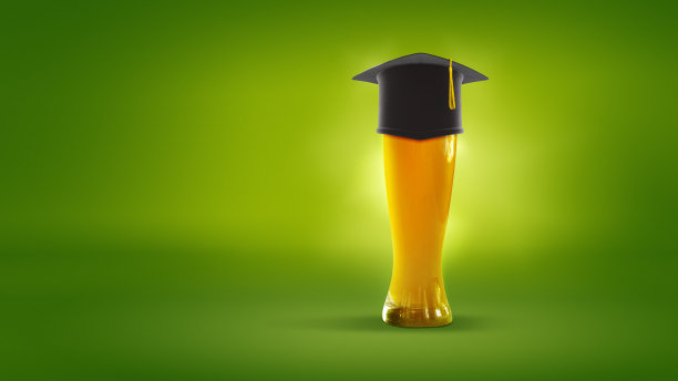 学生的生活。啤酒杯，绿色背景的学士帽。混合照片和3d插图。酒精、饮料、假日和节日的概念。图片下载