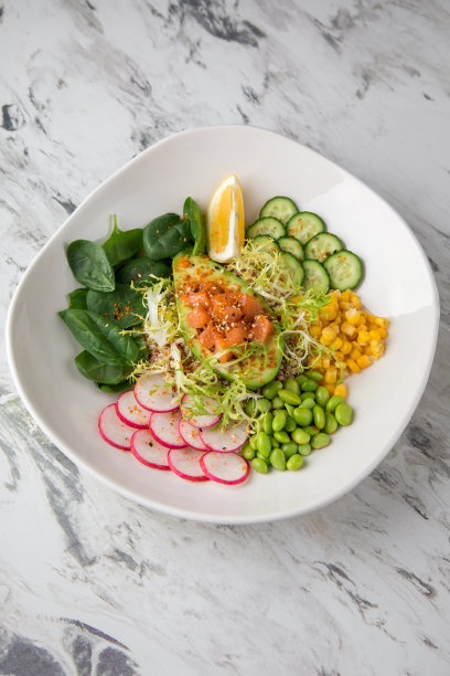 夏威夷菜和白盘，烤豆腐沙拉配卷心菜，三文鱼拌牛油果，图片下载