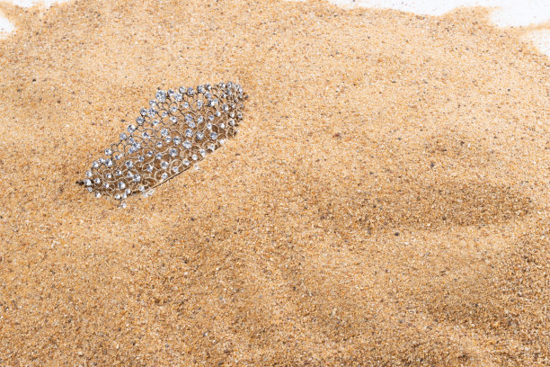 钻石皇冠为公主小姐选美比赛放在沙滩下的热带岛屿美丽的夏天阳光找到金色的沙子，工作室拍摄复制空间图片下载