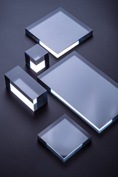 产品展示或广告的舞台、场景、展柜。黑色背景上的玻璃底座。垂直的摄影。图片下载