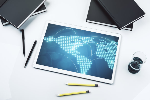 抽象创意的世界地图与现代数字平板屏幕的连接，国际贸易的概念。前视图。三维渲染图片下载