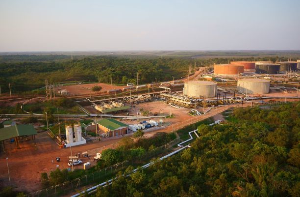 日光下工业区内现代工厂建筑群的航拍照片。图片下载