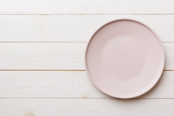 顶视图的空粉红盘子在木制背景。为你的设计留出空间图片下载