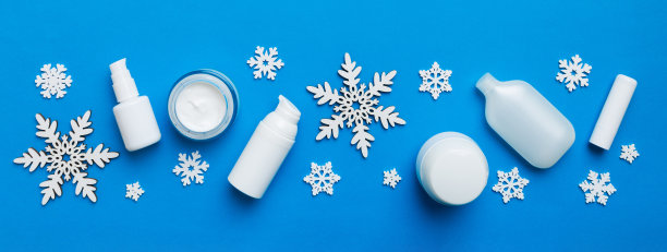 彩妆产品和圣诞装饰的彩色背景。顶视图新年美景概念与复制空间图片下载