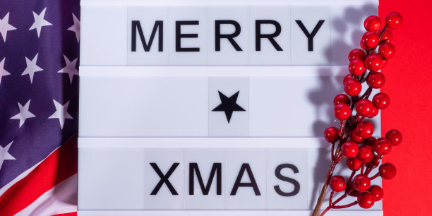 在美国国旗红色灯箱上祝福圣诞快乐图片下载