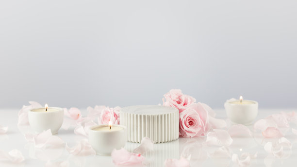 大理石讲台，粉红色的玫瑰，花瓣和蜡烛图片下载