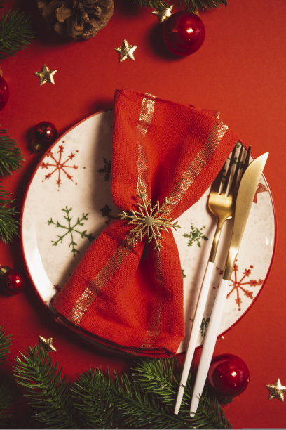 新年和圣诞节餐桌布置概念。空盘子和红色餐巾纸上节日红色圣诞桌子近垂直照片图片下载