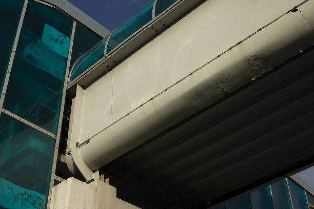 建造运输隧道。供人通行的隧道。桥在路上。图片下载