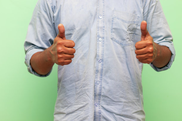 印度棕色皮肤的家伙露出大拇指。图片下载